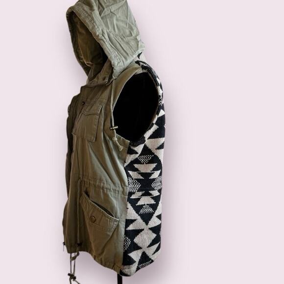 Fashionomics women’s size M vest with hood, back has diamond print sweater - Picture 6 of 10